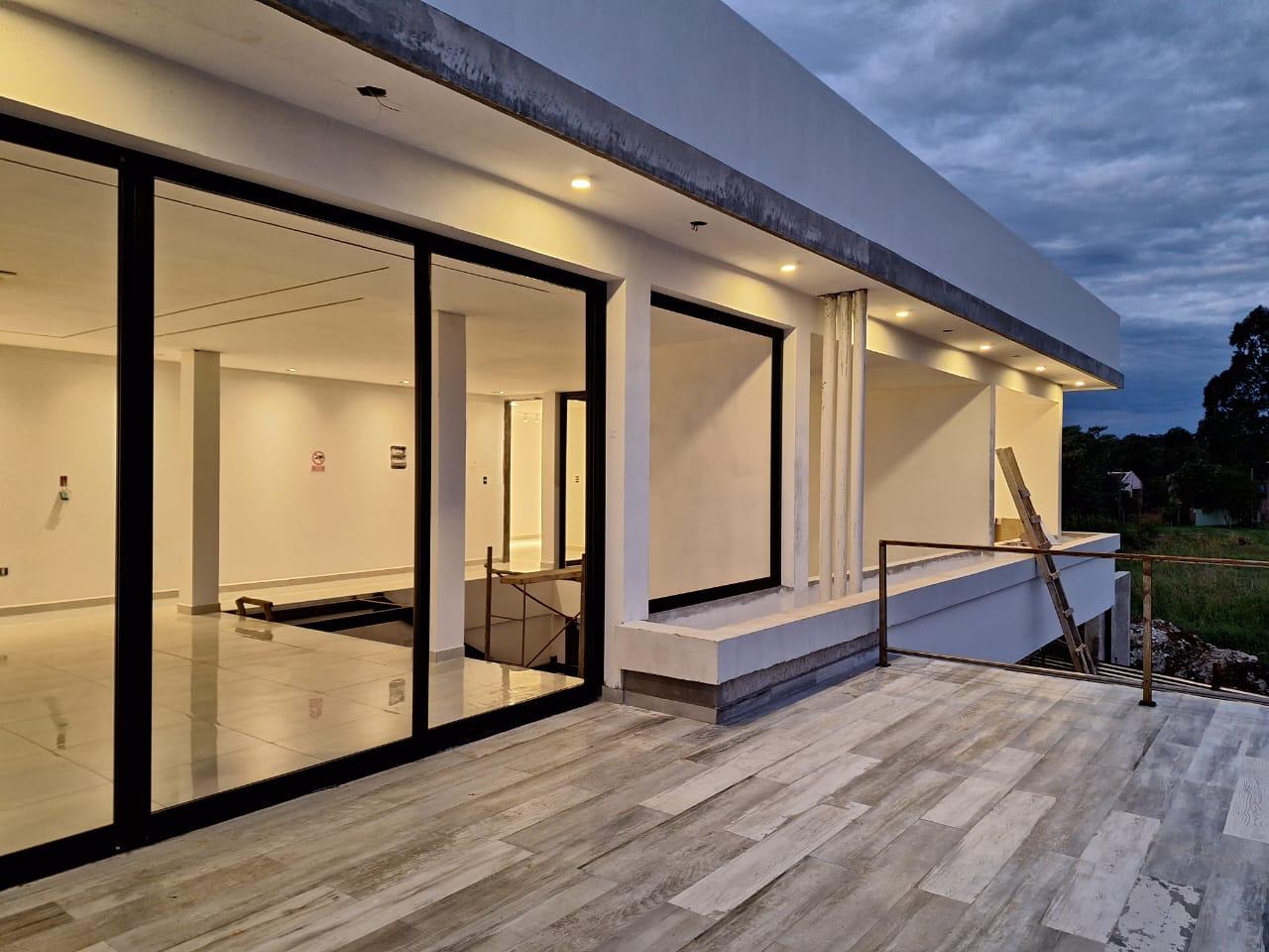 Terraza de la casa NV con la iluminación del alero encendida